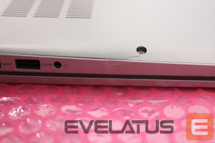 Sülearvuti Dell SALE OUT. Latitude 5450 AG FHD Ultra 5 135U/16GB/512GB/Intel Integrated/Win11 Pro/Estonian Backlit kbd/FP/SC/3Y ProSupport NBD Onsite W | | Latitude 5450 | 14 " | IPS | FHD | 1920 x 1080 pixels | Anti-glare | Intel Ultra 5 | 135U | 16 GB | DDR5 | Solid-state drive capacity 512 GB | Intel Integrated Graphics | Windows 11 Pro | 802.11ax | Bluetooth version 5.3 | WWAN ready | Keyboard language Estonian | Keyboard backlit | Warranty 29 month(s) | DAMAGE ON THE RIGHT EDGE OF HOUSING